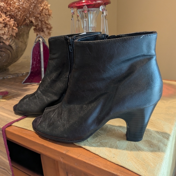 AEROSOLES Black Peep-Toe Ankle Booties - Picture 2 of 7